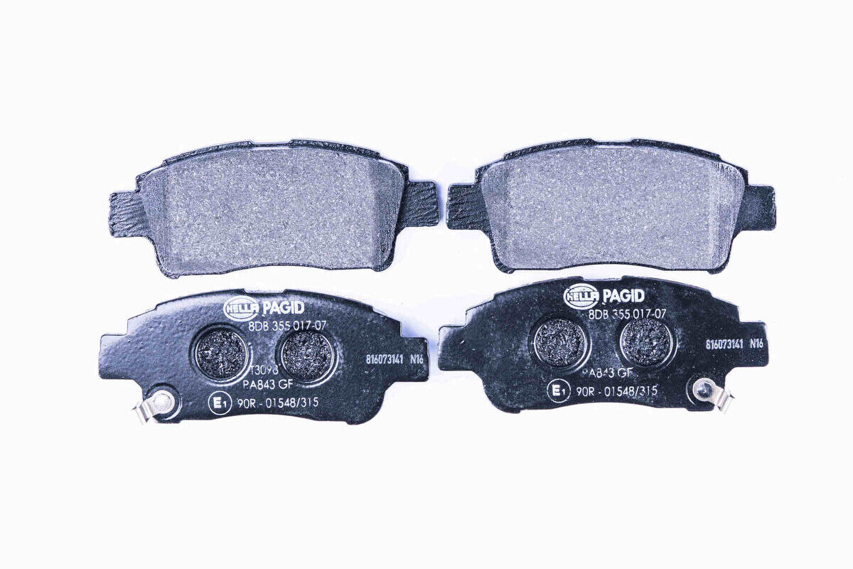 Bremsbelagsatz Bremsscheibe vorne HELLA für TOYOTA YARIS (_P1_)